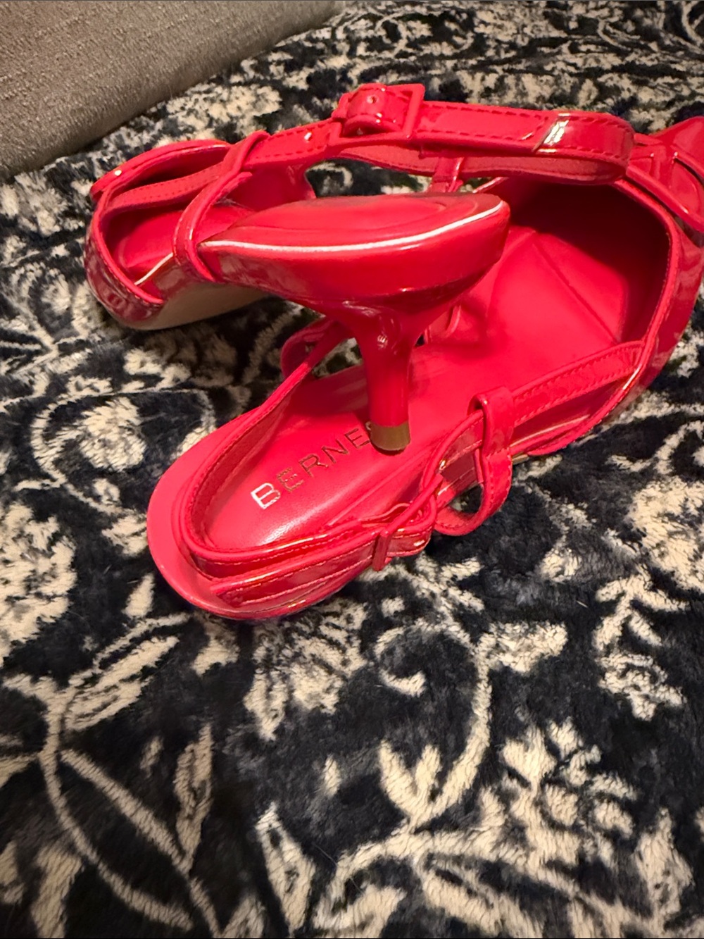 Very V Vogue Red Patent Slingback Pointed-Toe Kitten Heels - Picture 4 of 4